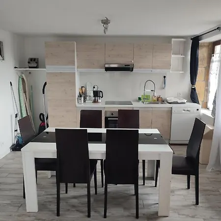 Dans Maison Mitoyenne, Avec Vue Sur Les Montagnes *